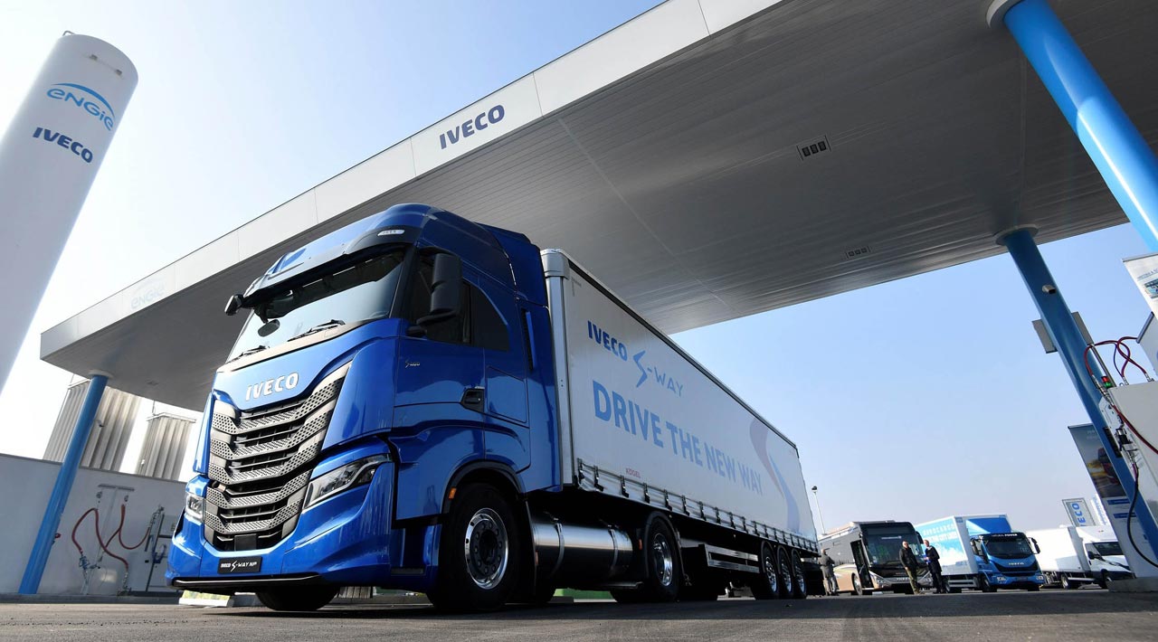 IVECO S-WAY at GNC/LNG Station - Photo: IVECO