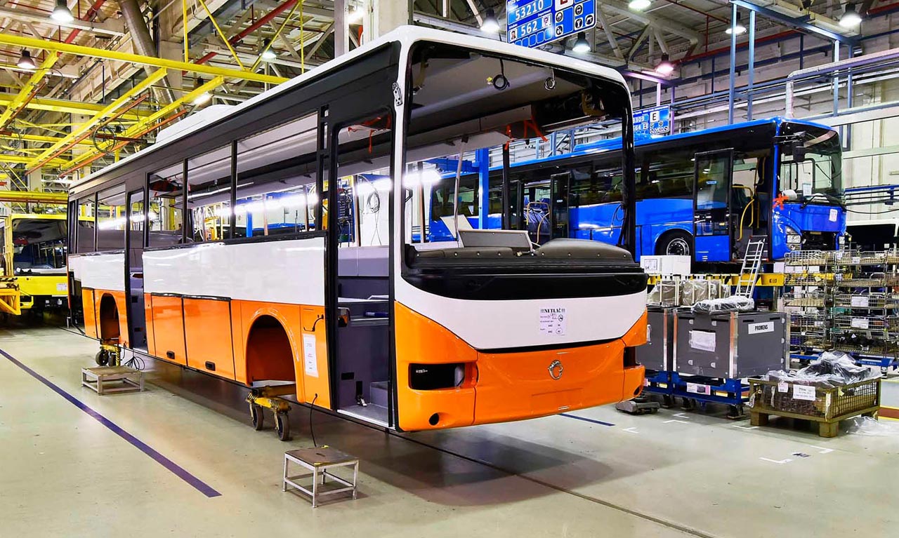 IVECO Crossway in production - Photo: IVECO